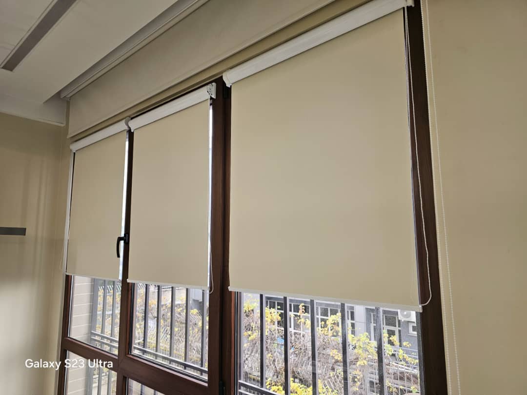 پرده شید رول پشت دری مینیمال